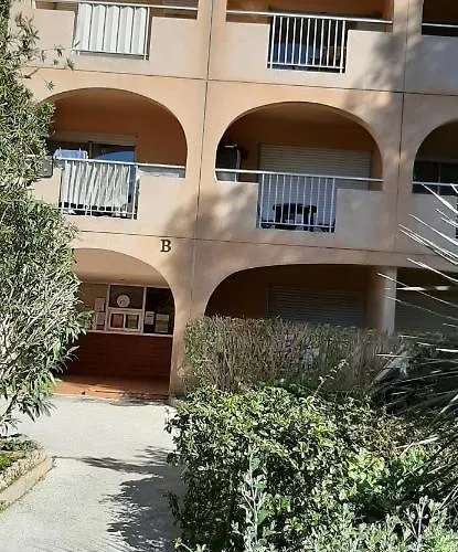 Les Iles D'or Au Port De Grand Climatise